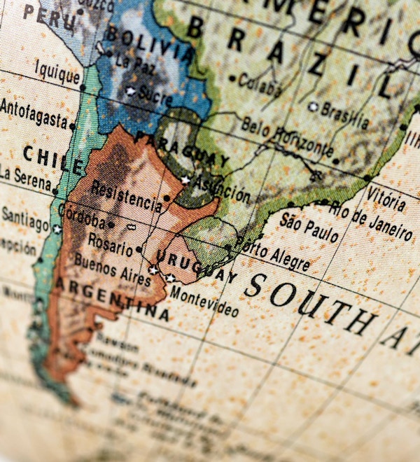 Nærbilde av Argentina i det fargerike verdenskartet.