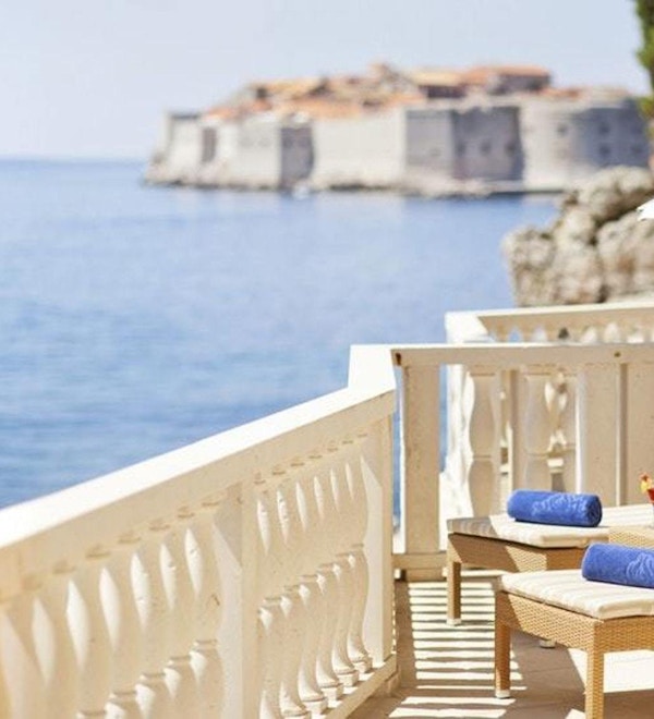 Solstoler og kyst, Dubrovnik by i bakgrunnen