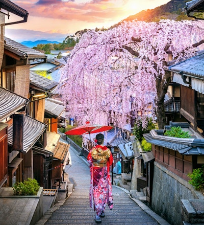 Kvinne som bærer japansk tradisjonell kimono som går i det historiske Higashiyama-distriktet, Kyoto i Japan.