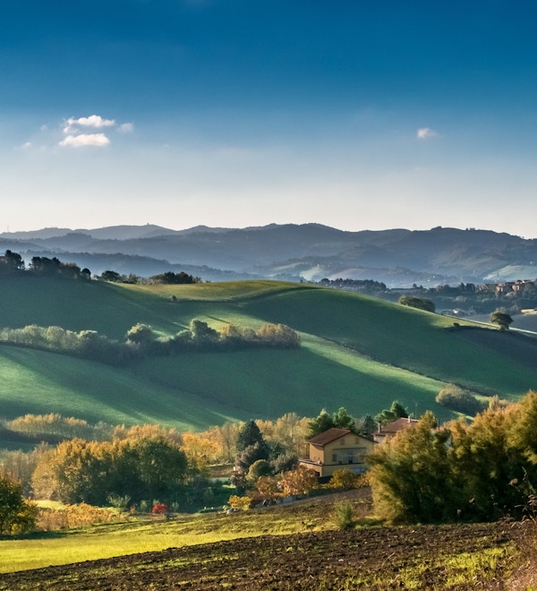 Skygger om morgenen på de myke åsene mellom Emilia-Romagna og Marche, Italia.