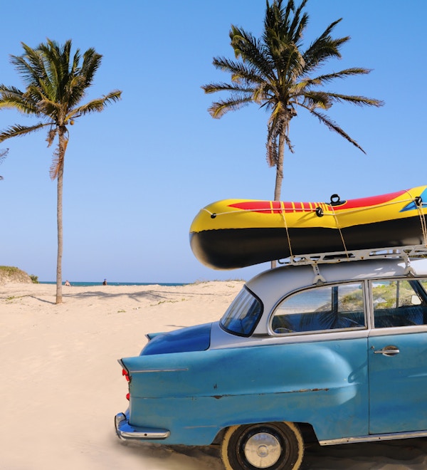 Bil ved stranden på Cuba.