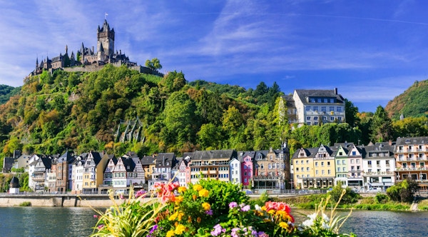 Bildelig middelalderske Cochem by - turistattraksjon i popullar i Tyskland