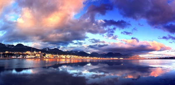 Ushuaia sentrum reflekteres i vannet i Bahia Encerrada. Foto tatt ved solnedgang i januar 2015.
