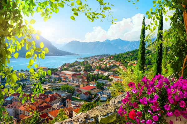 Pittoresk havutsikt over Boka Kotor-bukten, Montenegro, gamlebyen i Kotor