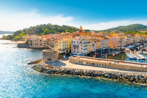 Utsikt over byen Saint-Tropez, Provence, Cote d'Azur, et populært reisemål i Europa. Foto av høy kvalitet