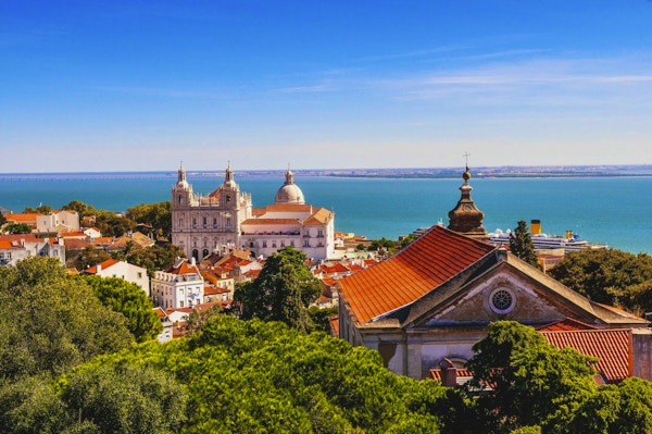 panoramabilde av et gammelt, tradisjonelt nabolag i Lisboa