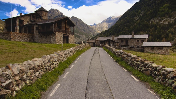 Liten steinete landsby i Pyreneene - Andorra. Sommerdag.