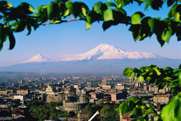 Fjellet Ararat og byen Yerevan.Armenia.