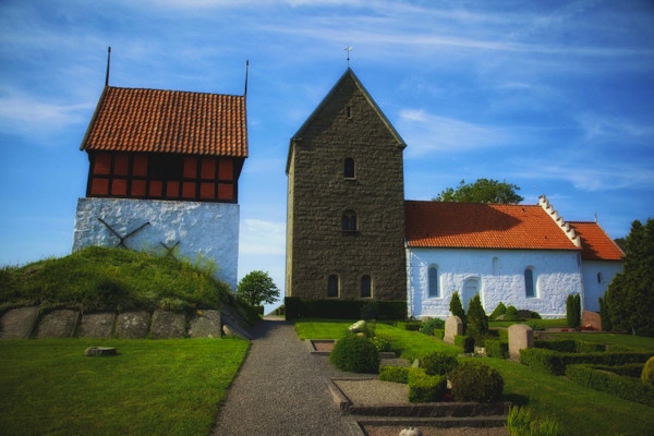 En av de mange vakre gamle kirkene på Bornholm - dansk øy.