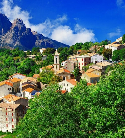 Landsby med fjell i bakgrunnen, Korsika.