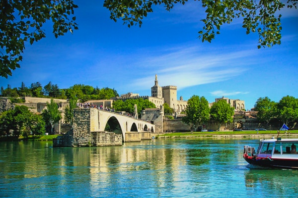 Broen til Avignon og The Popes Palace i Avignon (byen Popes), Frankrike