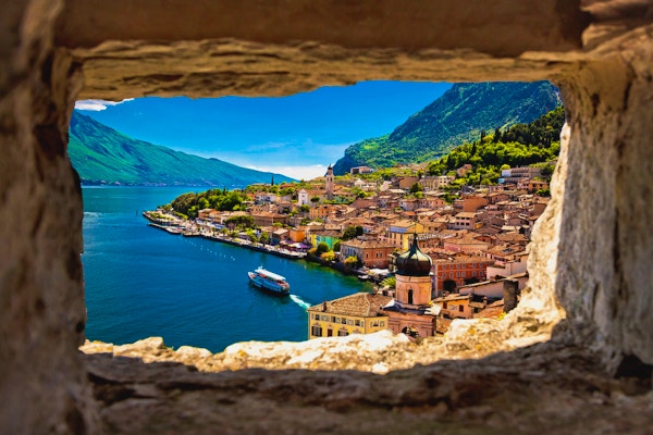 Limone sul Garda-utsikt gjennom steinvinduet fra bakketoppen, Gardasjøen i Lombardia-regionen i Italia
