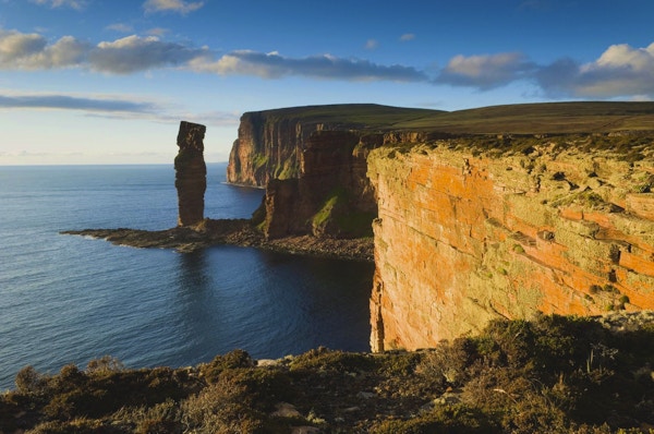 Klippen Old Man of Hoy på i skumringen på Orkenøyene.