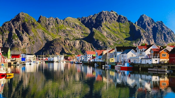 Oversiktsbilde over Henningsvær, pittoresk norsk fiskevær i Lofoten.