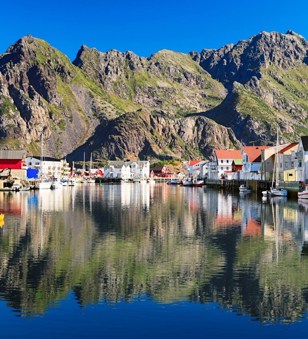 Oversiktsbilde over Henningsvær, pittoresk norsk fiskevær i Lofoten.