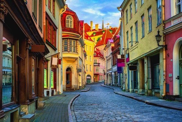 Smal gate i gamlebyen i Tallinn, Estland