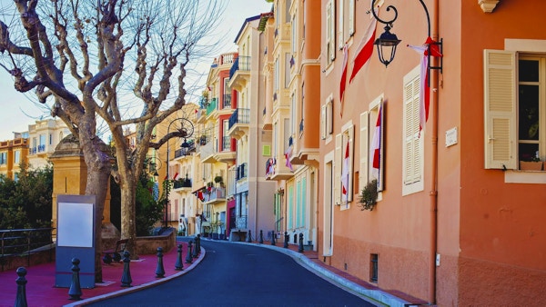 Gate i Monaco Village i Monte Carlo på dagtid
