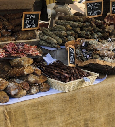 Ulike pølser som er til salgs i et fransk marked, i Ajaccio, Korsika, Frankrike