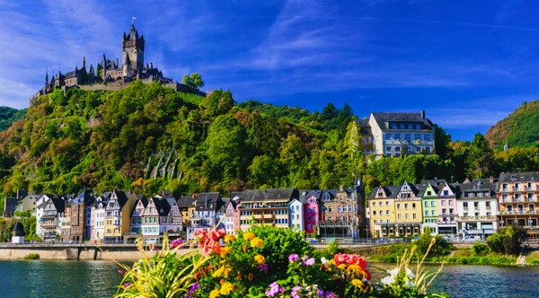 Bildelig middelalderske Cochem by - turistattraksjon i popullar i Tyskland