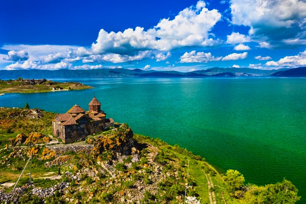 Flyfoto av Hayravank kloster ved bredden av Sevansjøen i Armenia