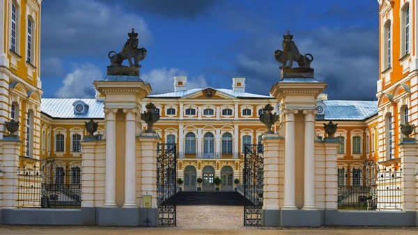 Rundale palass, sommerresidens for hertugen av Courland (Latvia) Ernst Johann Biron. Det ble bygget i 1740. Arkitekt: Francesco Bartolomeo Rastrelli.