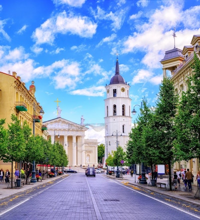 Katedralplassen sett fra Gediminas Avenue, hovedgaten til Vilnius, Litauen, et populært sted for shopping og spisesteder