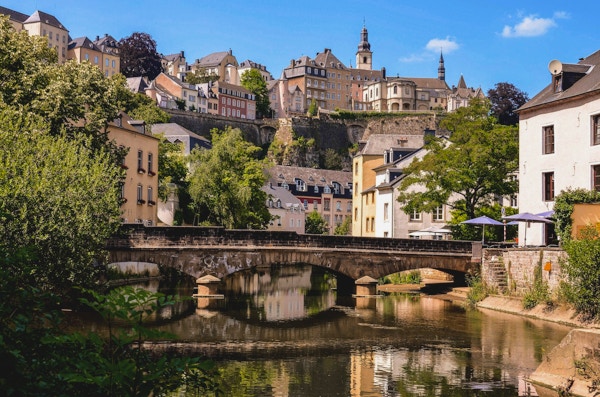 Luxembourg City, historisk område med broen over Alzette-elven
