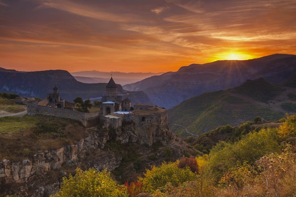 Det gamle klosteret i solnedgangen. Tatev. Armenia.