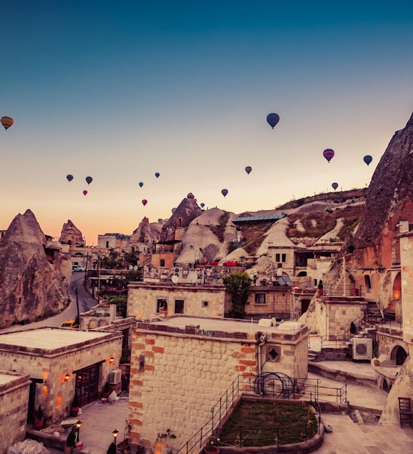 Luftballong som flyr over klippelandskap ved Cappadocia Turkey