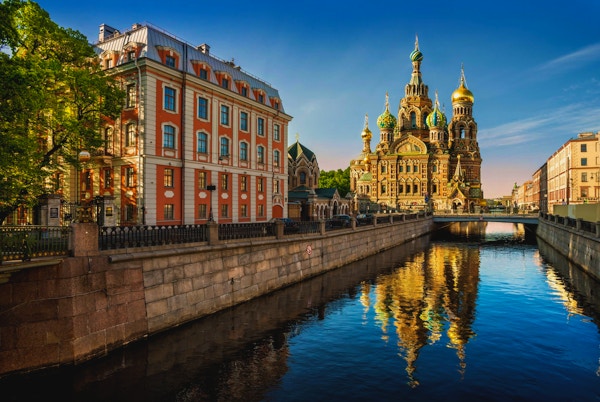 The Cathedral of Our Savior i St. Petersburg med refleksjon i elveoverflaten