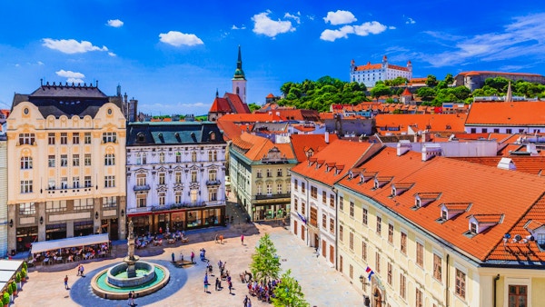 Bratislava, Slovakia. Utsikt over Bratislava slott, hovedtorget og St. Martins katedral.