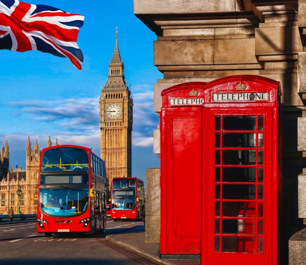 Londonsymboler med Big Ben, dobbeltdekkerbusser og røde telefonkiosker i England, Storbritannia