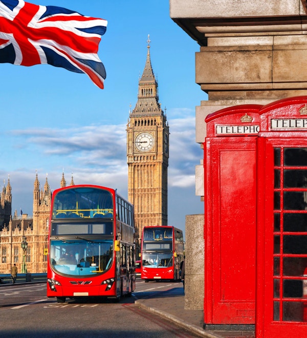 Londonsymboler med Big Ben, dobbeltdekkerbusser og røde telefonkiosker i England, Storbritannia