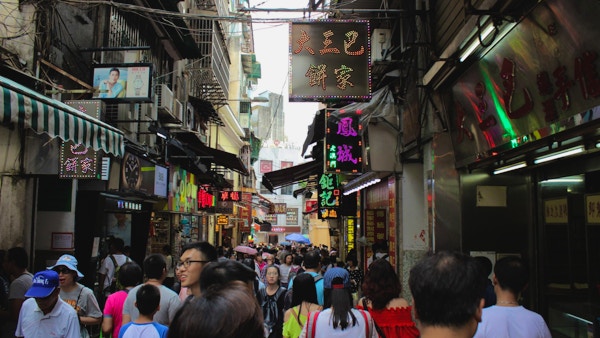 En travel fotgjengergate i Macau