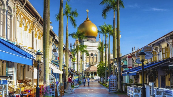 Gateutsikt over Singapore med Masjid Sultan.