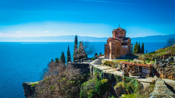 Fantastisk syn mot St. John-kirken på Kaneo, som ligger på toppen av en klippe i hjertet av Ohrid (Europas Jerusalem), republikken Makedonia.