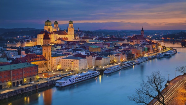 Skyline i Passau under blåtimen. Bayern, Tyskland.