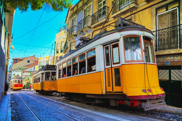 Nydelig bilde av de tradisjonelle gule trikkene i Lisboa, Portugal.