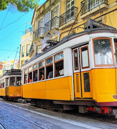 Nydelig bilde av de tradisjonelle gule trikkene i Lisboa, Portugal.