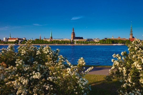 Vårutsikt over gamlebyen i Riga og Daugava-elven. Riga, Latvia.