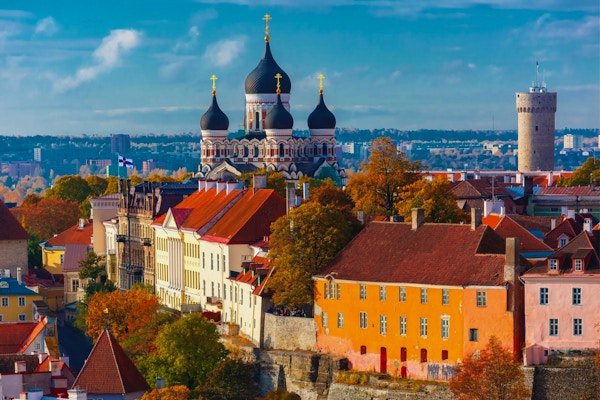 Toompea-bakken med tårnet Pikk Hermann og den russiske ortodokse Alexander Nevsky-katedralen, utsikt fra tårnet til St. Olaf kirke, Tallinn, Estland
