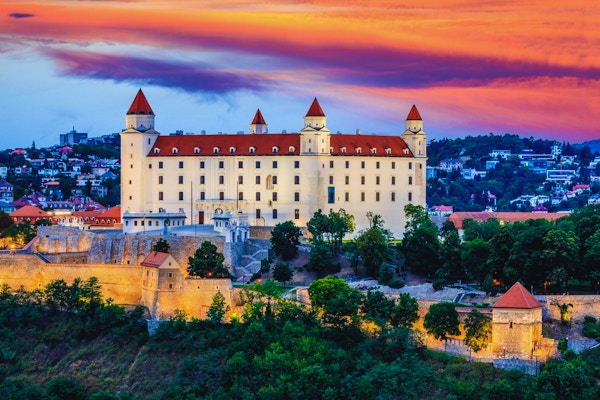 Bratislava, Slovakia. Utsikt over Bratislava-slottet ved solnedgangen.