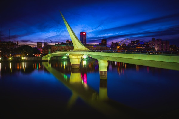 Kvinnebroen, designet av Santiago Calatrava, om natten i Puerto Madero, Buenos Aires, Argentina
