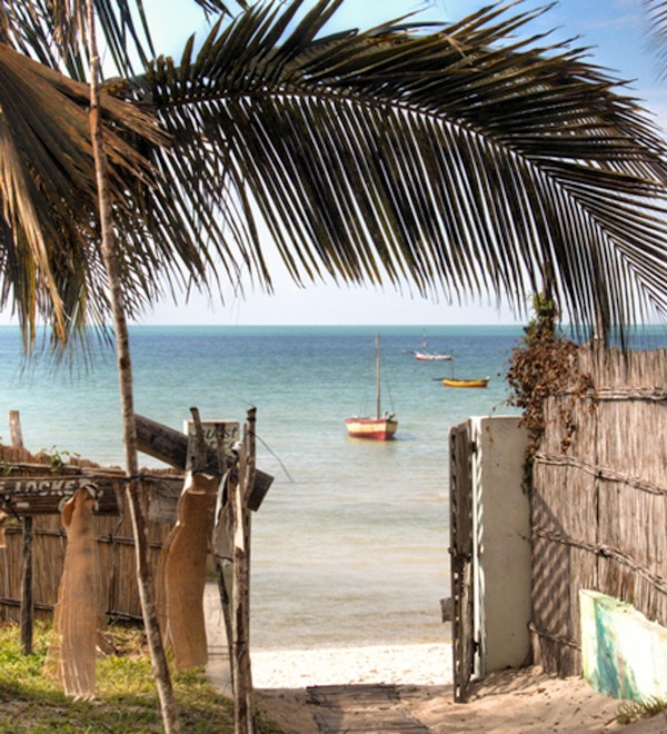 Porten til et pensjonat i Vilanculos i Mosambik som peker mot stranden og Det indiske hav.