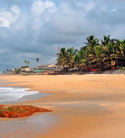 Cape Coast, Ghana: tom strand ved Guineabukta - gyllen sand i den tidligere gullkysten.
