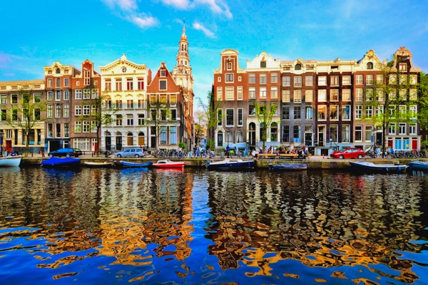 Kanalhus av Amsterdam i skumringen med livlige refleksjoner, Nederland
