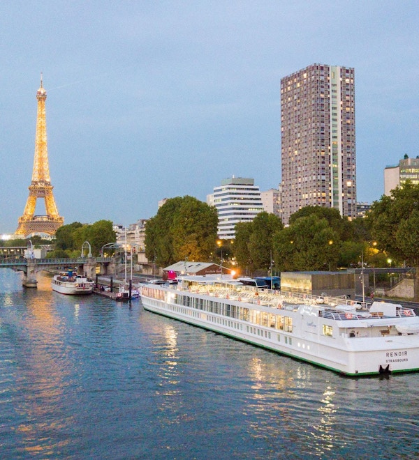 MS Renoir ligger til kai på Seinen med Eiffeltårnet i bakgrunnen