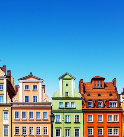 Naturskjønn sommerbakgrunnsvisning av de gamle klassiske fargeboliger eller huser arkitekturbygg med blå himmel i gamlebyen i Wroclaw, Polen
