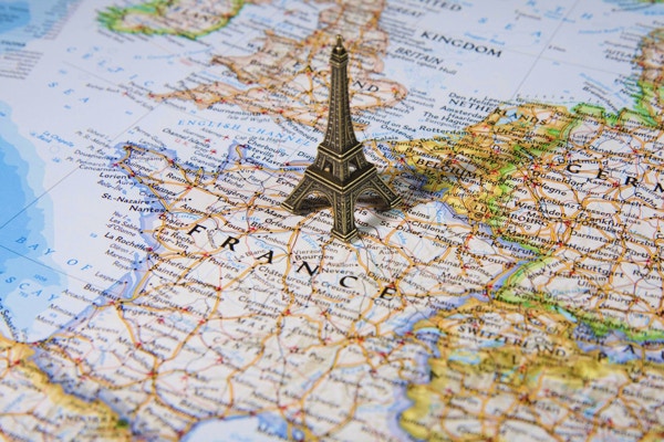 Eiffeltårn-brikke på et kart