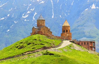 Fjellandskap og det kristne klosteret i Georgia.